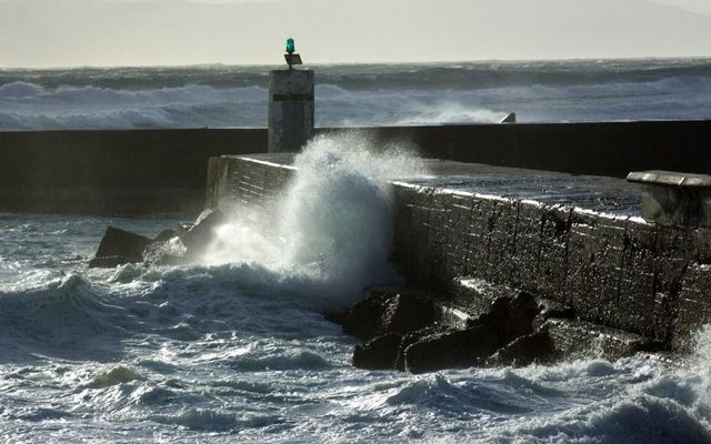 Klublid Elba Tredoux se wenfoto met haar â€œStormweerâ€-foto by Gansbaai hawe